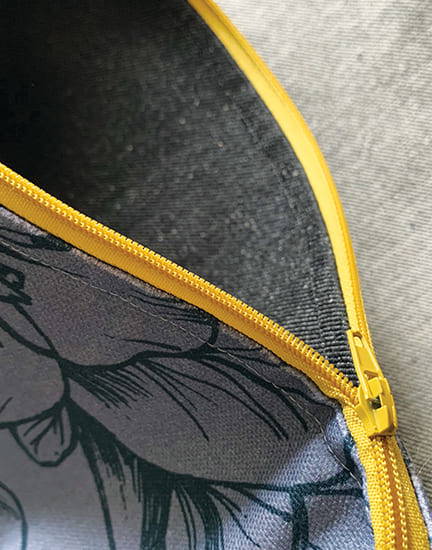 FOLD_OVER_POUCH_HELLEBORE_CLOSE_UP